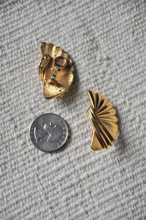 80s gold wings earrings / sculptural open fan ear… - image 10