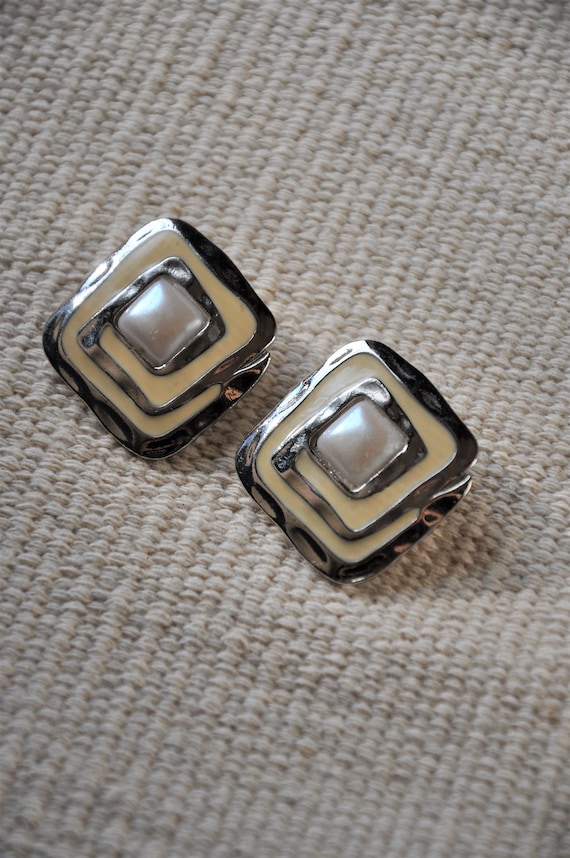 90s pearl statement earrings / oversized minimal e