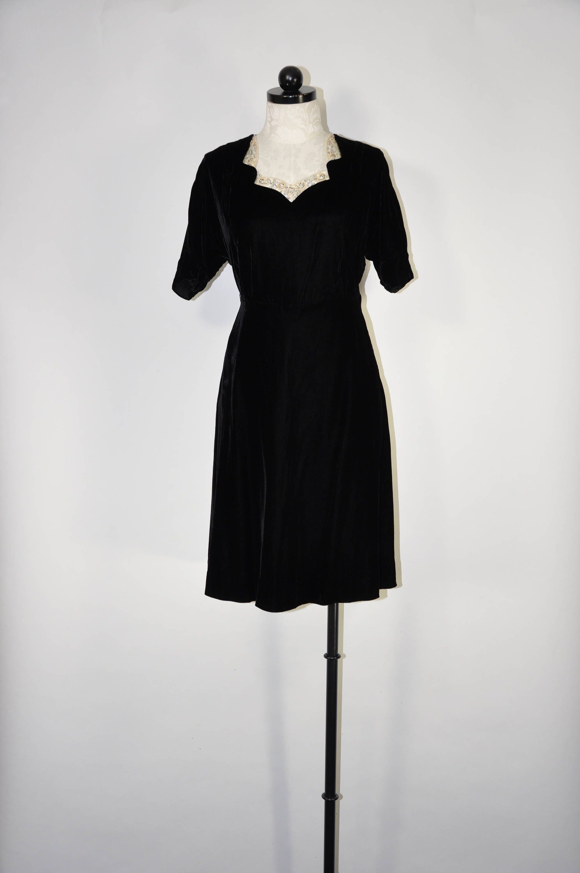 black dress with pearl collar