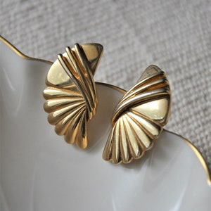 80s gold wings earrings / sculptural open fan earrings / elegant clip on earrings