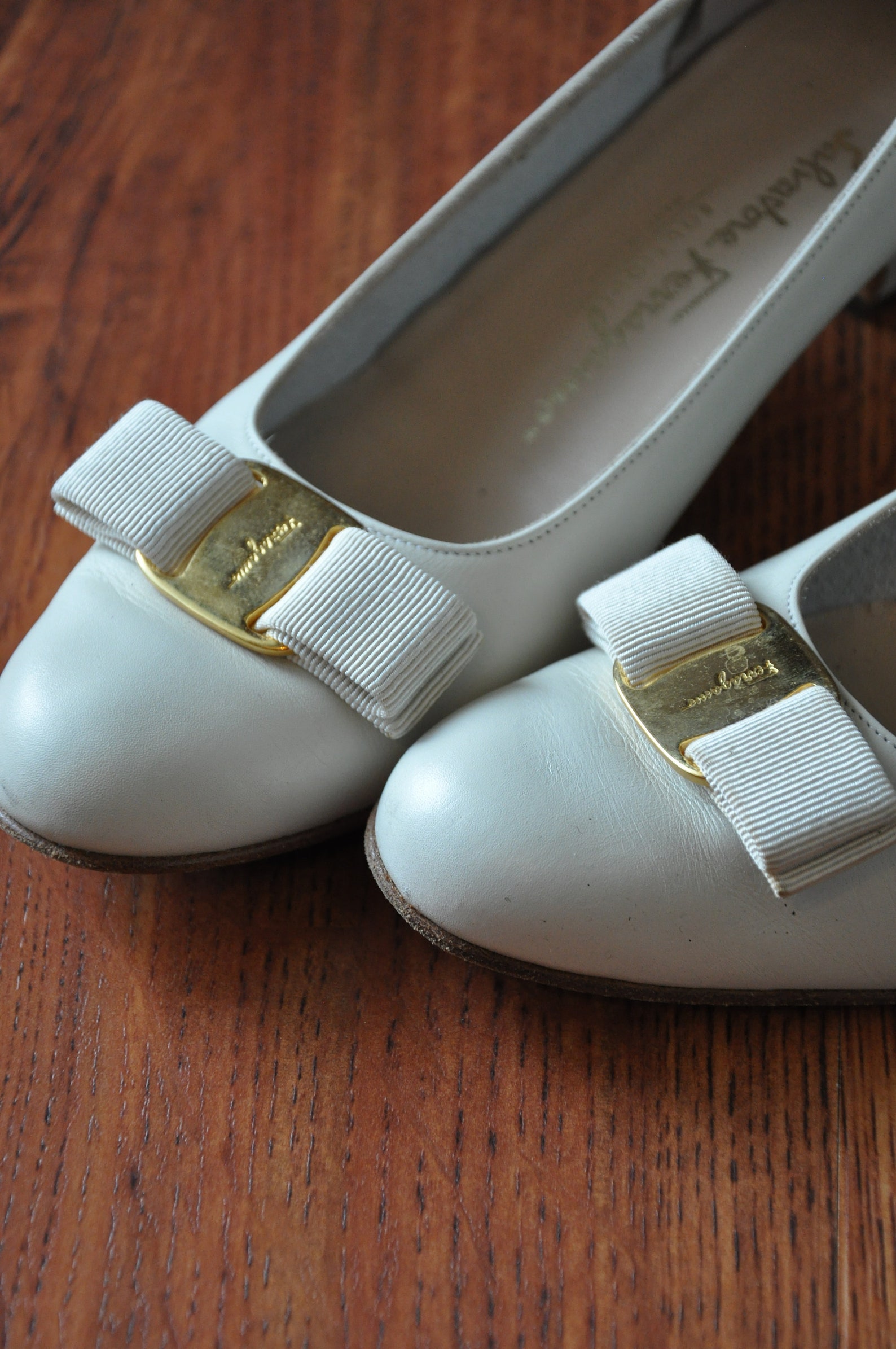 ferragamo vara pumps / ivory leather ballet shoes / classic bow slip on flats 9