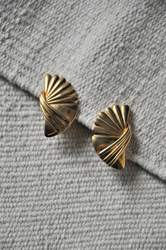 80s gold wings earrings / sculptural open fan ear… - image 6