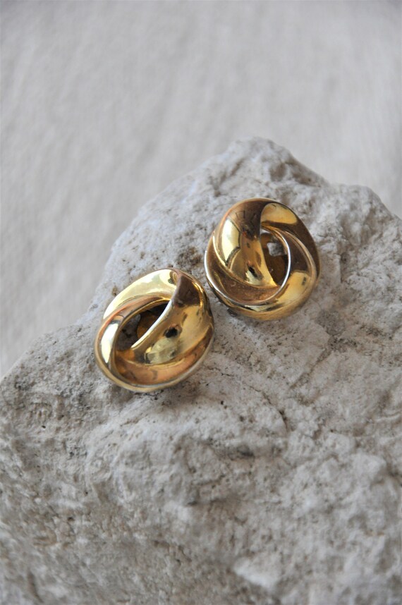 chunky gold knot earrings / twisted circle earring