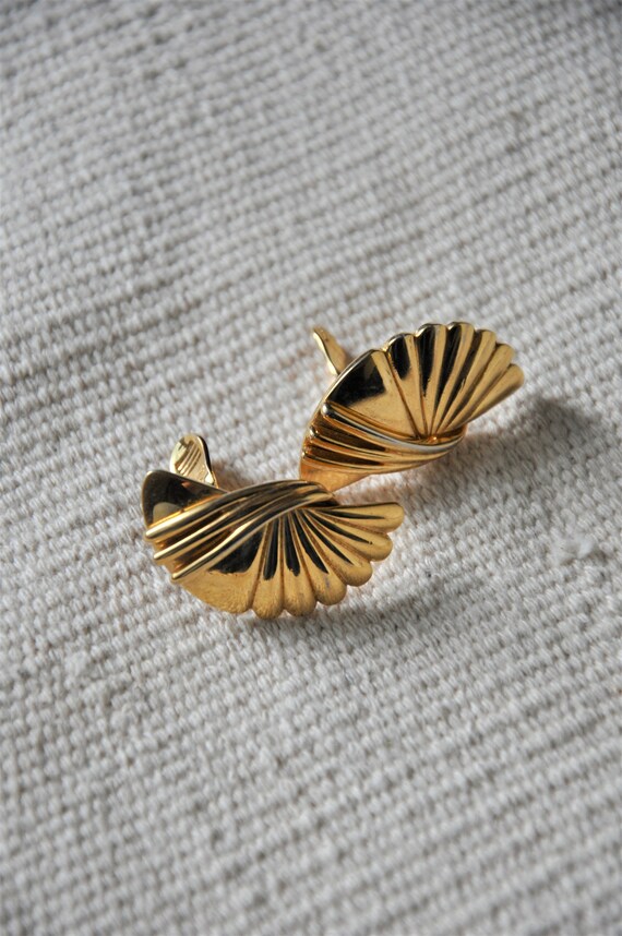 80s gold wings earrings / sculptural open fan ear… - image 8