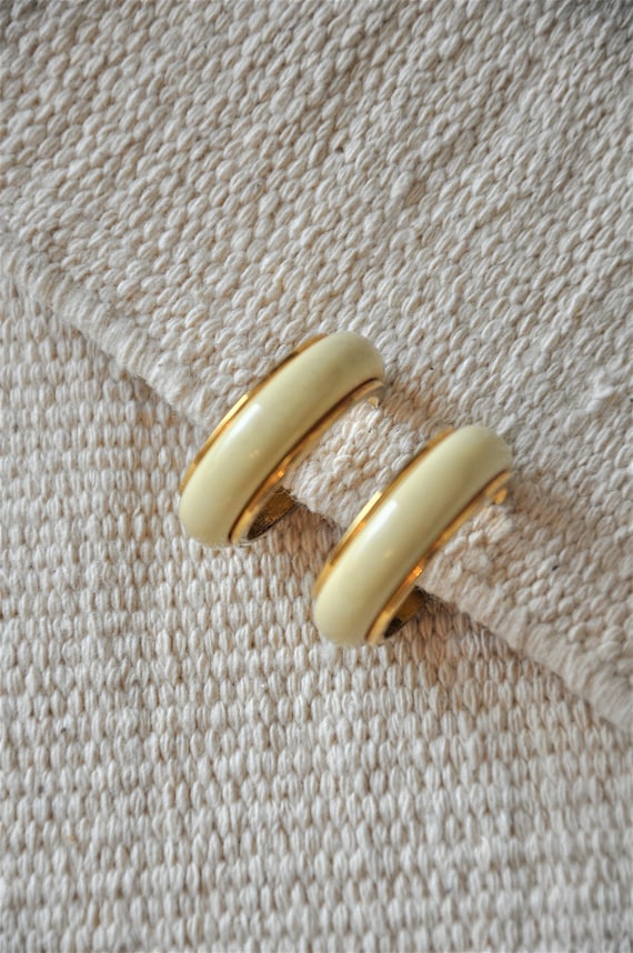 gold metal hoop earrings / ivory plastic circle ea