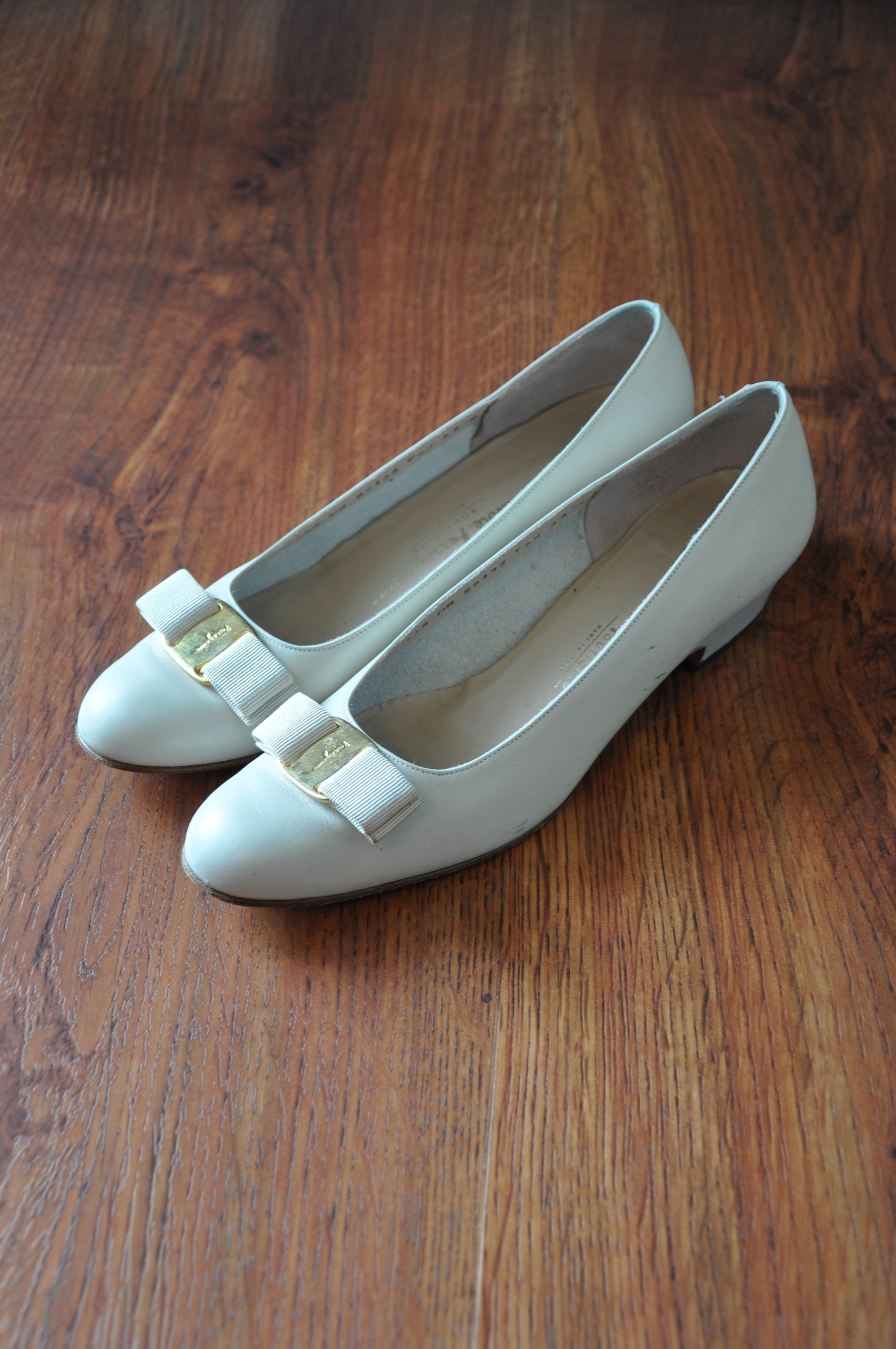 ferragamo vara pumps / ivory leather ballet shoes / classic bow slip on flats 9