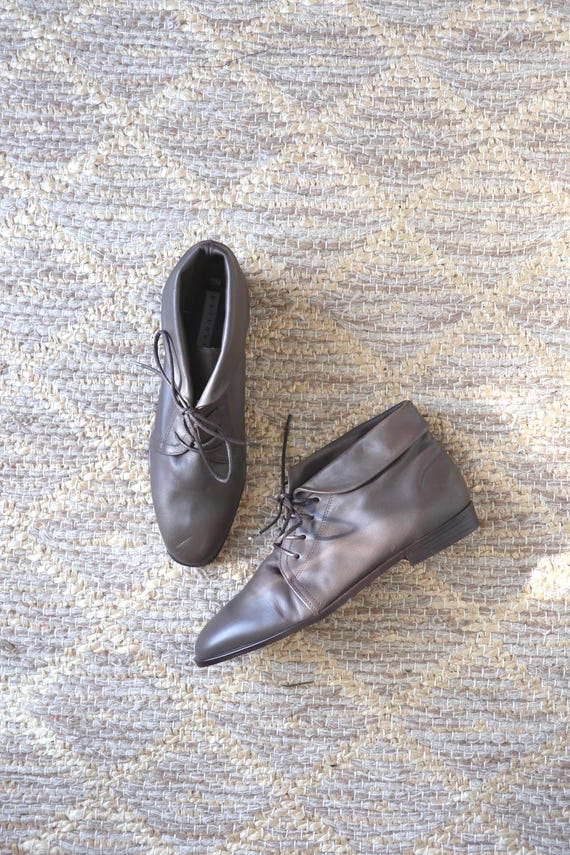 90s dark gray leather ankle boots / vintage cuffed lace up shoes 10
