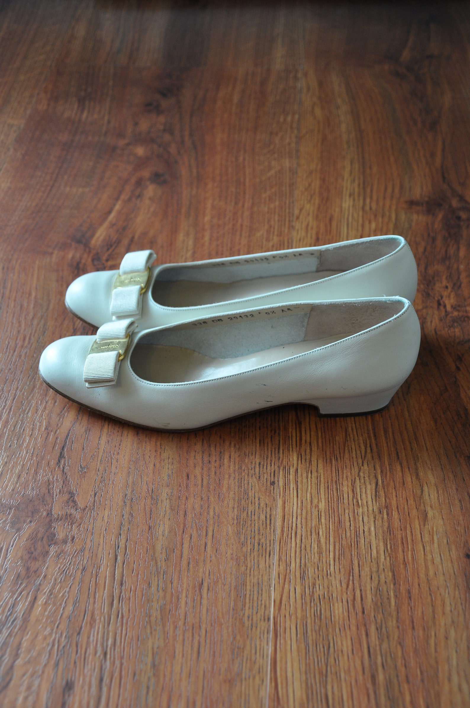ferragamo vara pumps / ivory leather ballet shoes / classic bow slip on flats 9