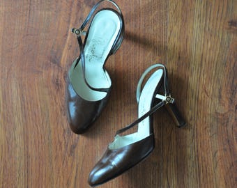 70er schokobraune slingback absätze / vintage 1970er stiletto lederpumps 6 mit riemchen
