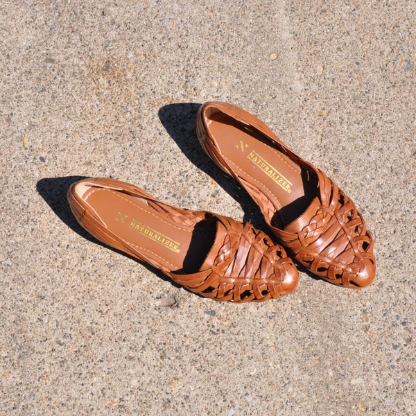 80s brown leather huaraches / 1980s woven leather sandals / Naturalizer cutout flats / size 9.5 shoes