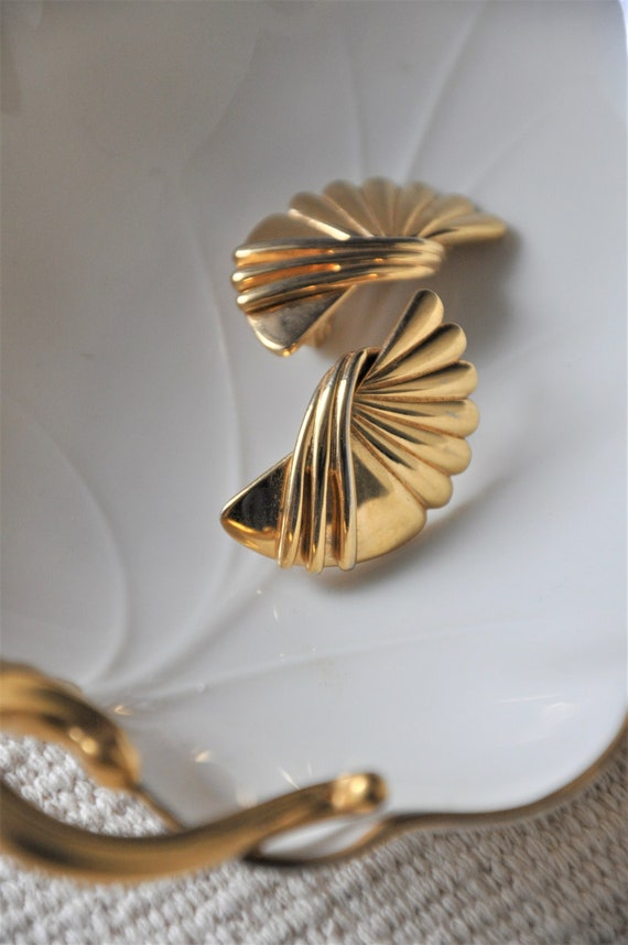 80s gold wings earrings / sculptural open fan ear… - image 2