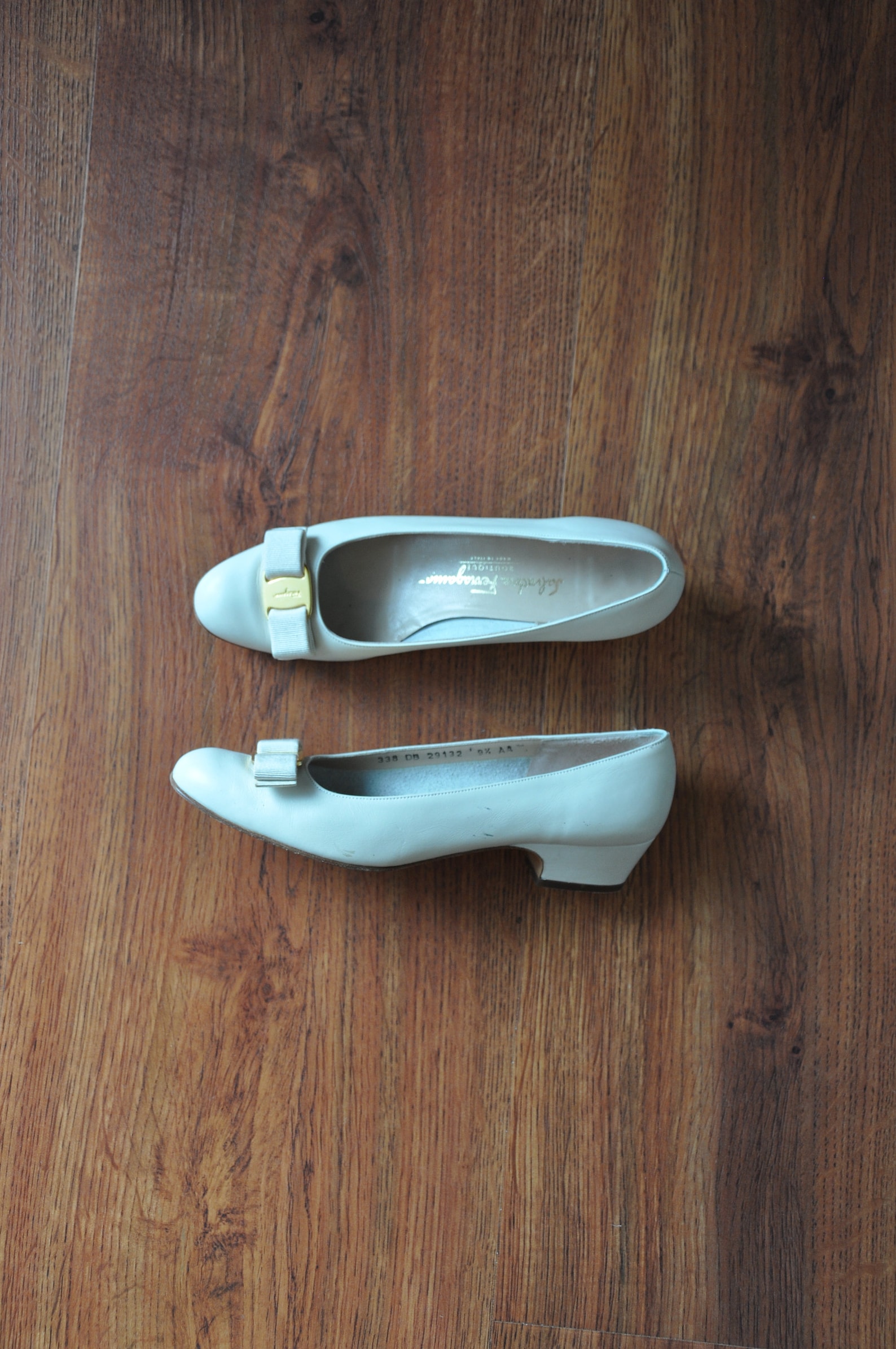 ferragamo vara pumps / ivory leather ballet shoes / classic bow slip on flats 9