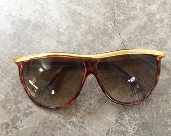 Beautiful Vintage Brown Tortoise Shell with Gold Brim Sunglasses