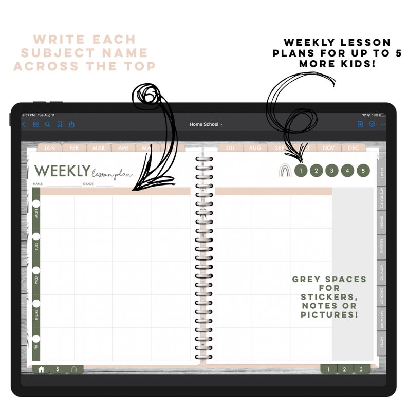 Op de afbeelding: Een wekelijkse lesplanner met een witte achtergrond en een grijze houten rand. De planner heeft een tabblad voor elke maand van het jaar en een sectie voor elke dag van de week. De planner heeft ook een sectie voor notities en stickers. De tekst "WEEKLY lesson plan" staat bovenaan de planner.