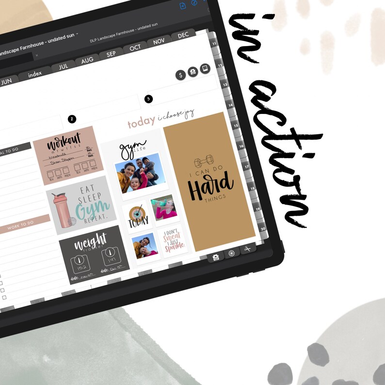 Op de afbeelding: Een digitale planner op een tabletscherm met een kalenderindeling. De planner heeft een tabblad voor elke maand van het jaar, en de huidige maand is gemarkeerd. De planner heeft ook een sectie voor dagelijkse taken en een sectie voor notities. De planner is versierd met stickers en foto's. De tekst "today i choose joy" en "I can do hard things" is zichtbaar op het scherm.