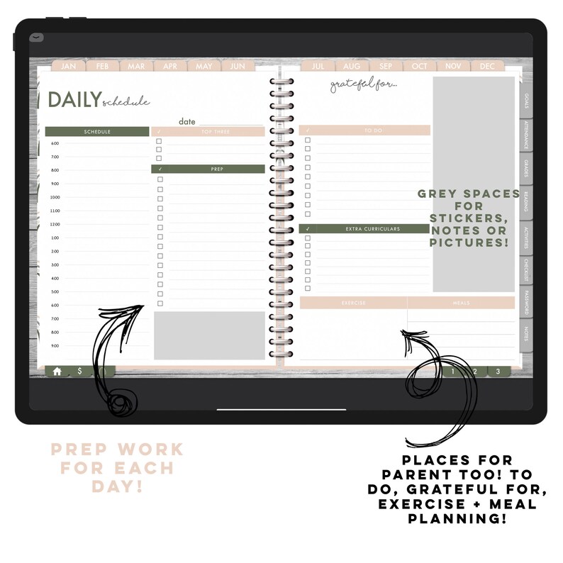 Op de afbeelding: Een dagelijkse planner met een grijs en wit ontwerp. De planner heeft secties voor planning, takenlijsten, buitenschoolse activiteiten, lichaamsbeweging, maaltijden en notities. De planner heeft ook ruimte voor stickers, notities of afbeeldingen.