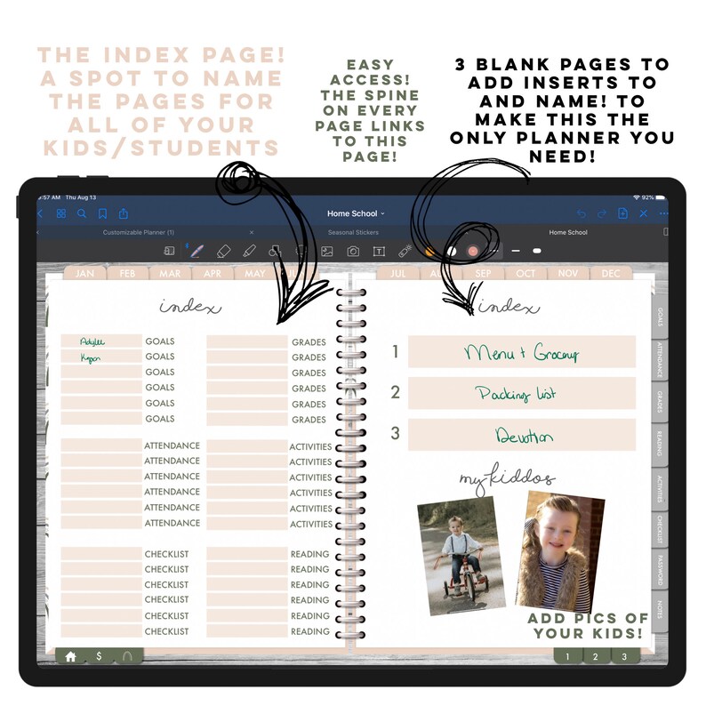 Op de afbeelding: Een beige planner met een witte houtnerf achtergrond. De planner heeft een zwarte spiraalbinding en een gelabeld indexblad met het woord "index" in het groen geschreven. Het indexblad heeft categorie&euml;n voor doelen, cijfers, aanwezigheid, activiteiten, checklist en lezen. De planner heeft ook een pagina met de woorden "Menu + Boodschappen", "Paklijst" en "Devotie" in het groen geschreven. Er is een foto van twee kinderen op de pagina met de woorden "mijn kindjes" in het groen geschreven. De pagina heeft ook de woorden "FOTO'S VAN JE KINDEREN TOEVOEGEN!" in het groen geschreven met de nummers 1, 2 en 3 eronder.