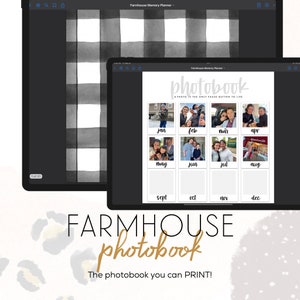 Pode incluir: Um planejador de álbum de fotos digital estilo farmhouse com um fundo xadrez branco e preto. O planejador tem um layout de calendário com um espaço reservado para uma foto para cada mês. O texto "photobook" está em uma fonte grande e manuscrita. O texto "Uma foto é o único botão de pausa da vida" está abaixo do título. O texto "O álbum de fotos que você pode IMPRIMIR!" está na parte inferior da página.