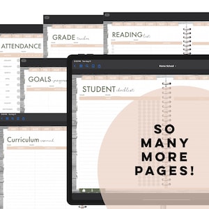 Op de afbeelding: Een digitale planner met een beige achtergrond en een spiraalbinding. De planner heeft pagina's voor studentenchecklists, leeslijsten, cijfertrackers, doelen, aanwezigheid en curriculumonderzoek. De tekst "SO MANY MORE PAGES!" wordt op het scherm weergegeven.