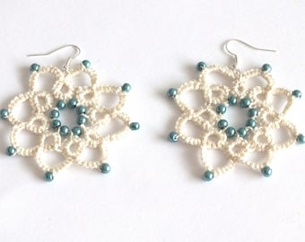 Ivory Flower Tatted Earrings with Teal Pearls, 8 Petals Flower Tatted Lace Earrings, Ivory Flower Tatting Earrings, Ivory Blue Lace Earrings