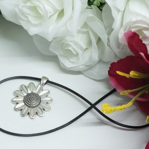 Daisy Necklace, Flower Necklace, Floral Jewelry, Leather daisy necklace, Big flower pendant, Christmas gift, Bridesmaids, best friends