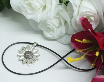 Daisy Necklace, Flower Necklace, Floral Jewelry, Leather daisy necklace, Big flower pendant, Christmas gift, Bridesmaids, best friends