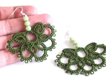 Pearl Oorbellen, Groene Bloem Oorbellen, Frivolité Oorbellen, Half Flower Tatting, Green Lace Oorbellen, Lichtgewicht Draad Oorbellen