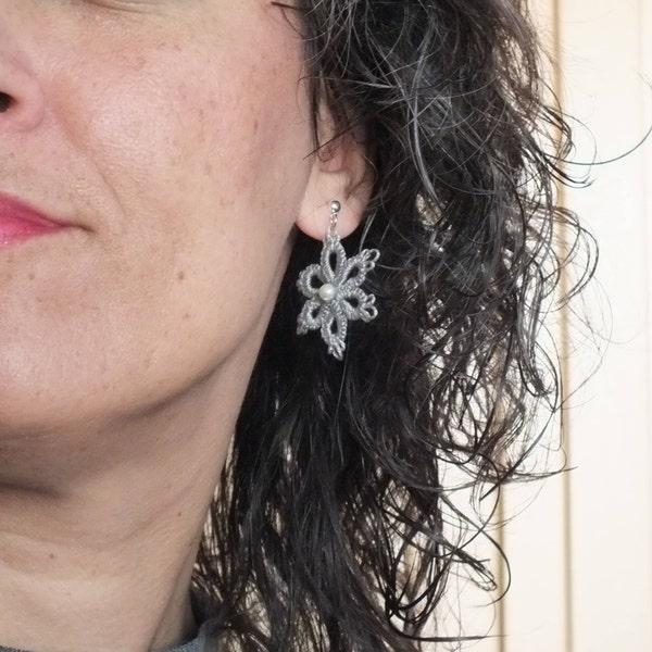 Pendientes Frivolité Gris Pendientes Flor de Encaje Pendientes Cruz y Flor Pendientes Gris y Perla Pendientes Novia Madrina Regalo Mujer.