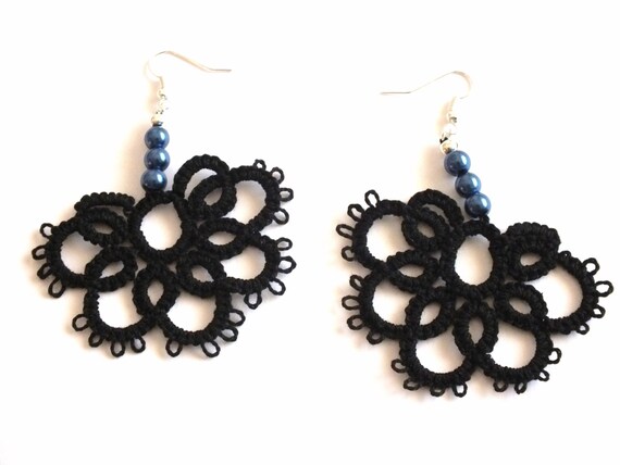 Pendientes Negros Frivolité con Perlas Azules, Pendientes de Encaje Frivolite Negro, Pendientes Flor Encaje Negro y Perlas, Tatting Negro