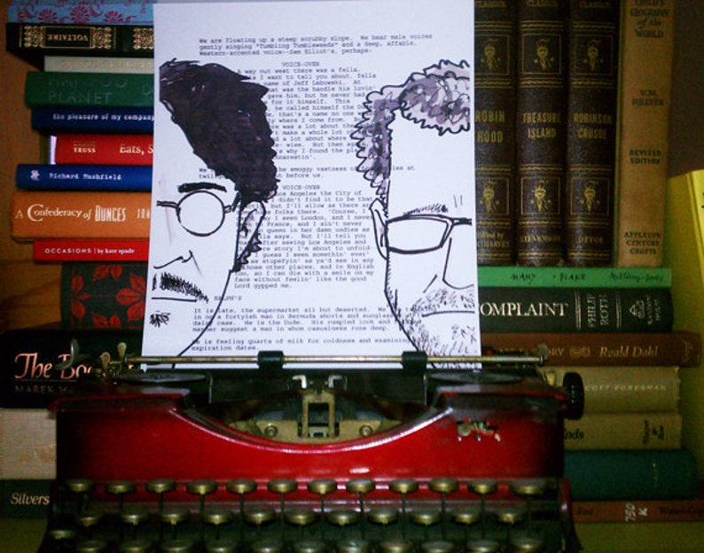 Puede incluir: Una ilustraci&oacute;n en blanco y negro de dos personas con texto sobre una ciudad. La ilustraci&oacute;n est&aacute; en una hoja de papel blanco, que est&aacute; encima de una m&aacute;quina de escribir vintage.