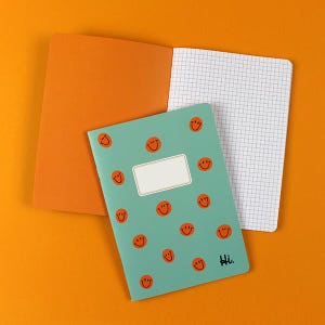 Könnte beinhalten: Ein türkisblaues Notizbuch mit orangefarbenen Smiley-Gesichtern und einem leeren weißen Etikett. Das Notizbuch ist geöffnet und zeigt rechts kariertes Papier und einen orangefarbenen Einband. Das Wort "Hi." ist in Schwarz gedruckt. Der Hintergrund ist orange.