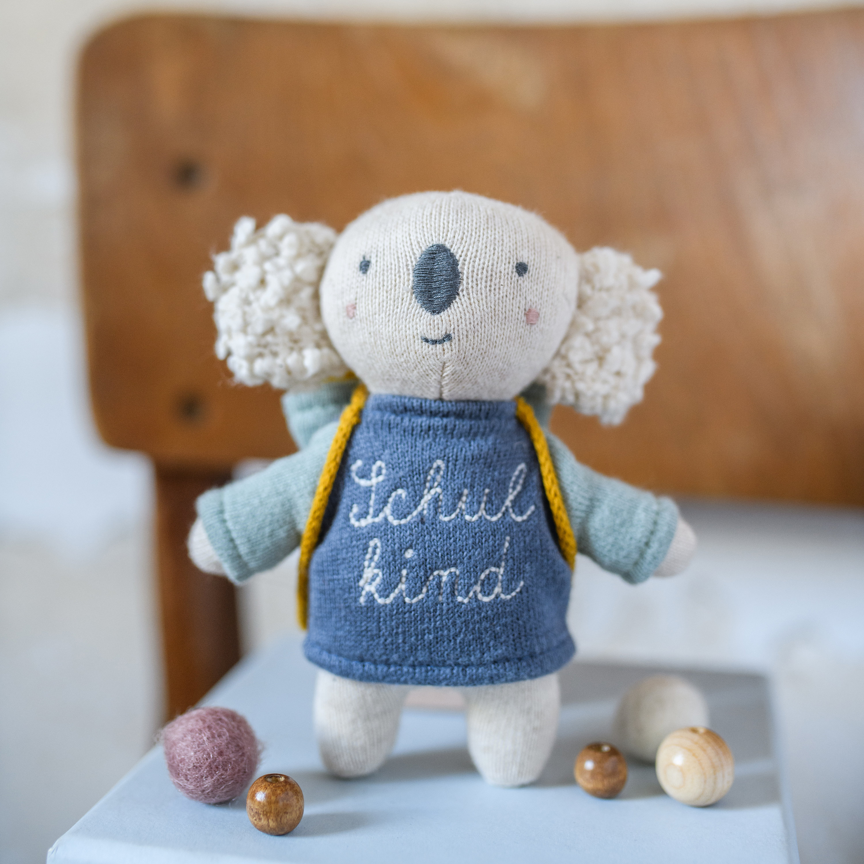 Koala “Schulkind” mit Schulranzen und Shirt in blau/hellblau, 15cm
