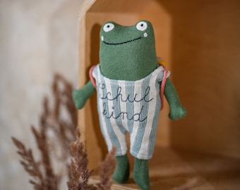 Frosch “Schulkind” grün, mit Schulranzen und Anzug in blau/creme, 20cm