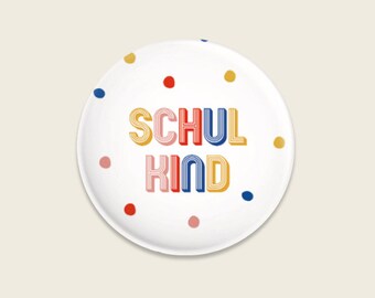 Button mit bunten Punkten – Schulkind