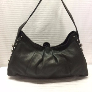 Kenneth Cole Bolso de hombro de cuero verde oscuro con tachuelas