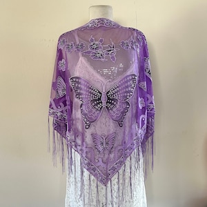 Poncho semitransparente color lavanda, color plata, mariposa.