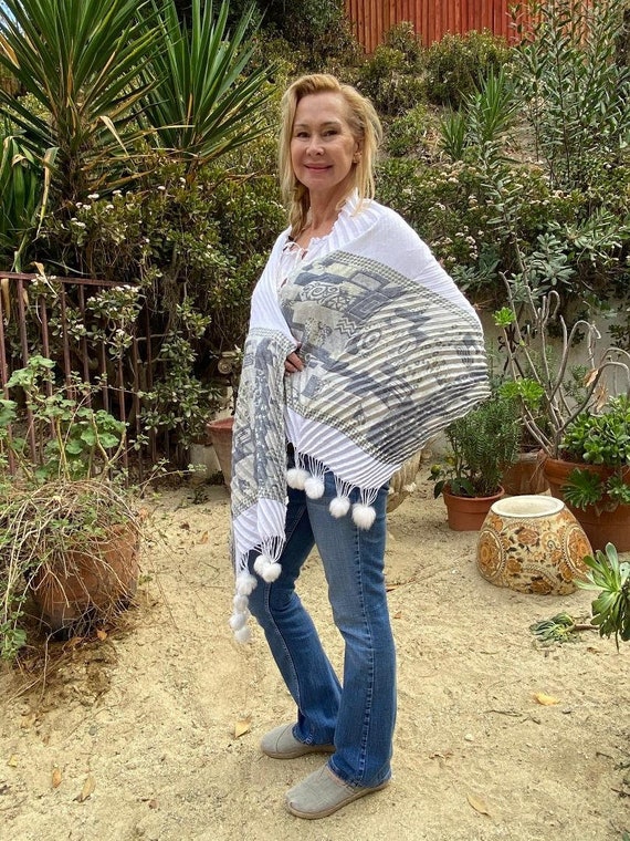 Large white pleated scarf, Rabbit fur balls, white