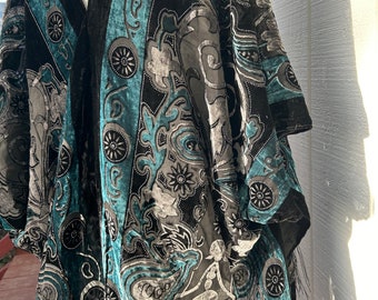 Hermoso kimono de terciopelo Art Deco en verde azulado, negro, semitransparente, desgastado, con flecos, devoré; cubierta