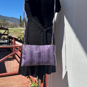 Giani Bernini, Bolso de piel de serpiente color lavanda, En perfecto estado, Bolso de hombro, Bolso bandolera