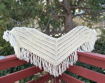 Vintage off White knit shawl, wrap, fringed,Large shawl