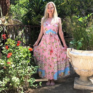 Rosa Boho-Kleid, langes Kleid, rot, blau, rosa, gelbe Rosen, Bauernkleid, Trägerkleid