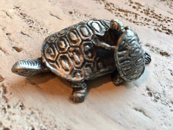Tortue Eternue Bebe Tortue Eternuement Figurine Etsy
