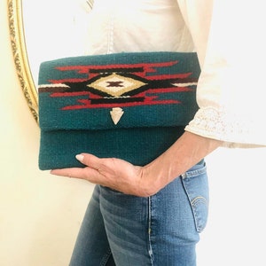 Cartera de mano de lana turquesa, estilo suroeste de la India, con punta de flecha de piedra de sílex vintage añadida.