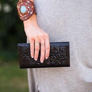 Cartera de cuero negro, rosas, cuero con herramientas, rosa negra, cartera rosa