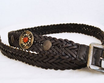 Donkerbruine gevlochten lederen riem, zilveren toon, gesp, straten vooruit