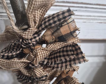 Guirnalda de tela rústica negra, dorada y beige: decoración rústica primitiva