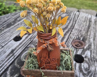 Arreglo floral otoñal en frasco de leche con botella – Decoración rústica de granja