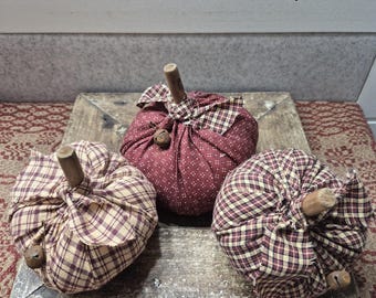 Juego de 3 calabazas rústicas de tela roja estilo granero: rellenadores de cuencos otoñales cosidos a mano.