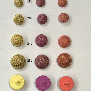 1 Dozen(1 package) Vintage " 3 Daisies" Nylon Shank Buttons C2218  4 colorways and in 4 sizes