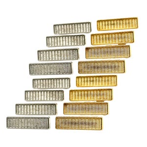 Puede incluir: Un conjunto de 12 barras de metal dorado y plateado con un patrón texturizado. Las barras están dispuestas en forma escalonada, con las barras doradas a la derecha y las barras plateadas a la izquierda.